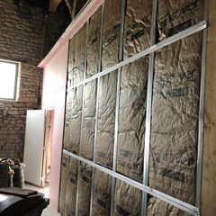 Chantier RUSHITI Rénovation à Besançon : isolation d'un mur en pierre, bâti ancien du Doubs