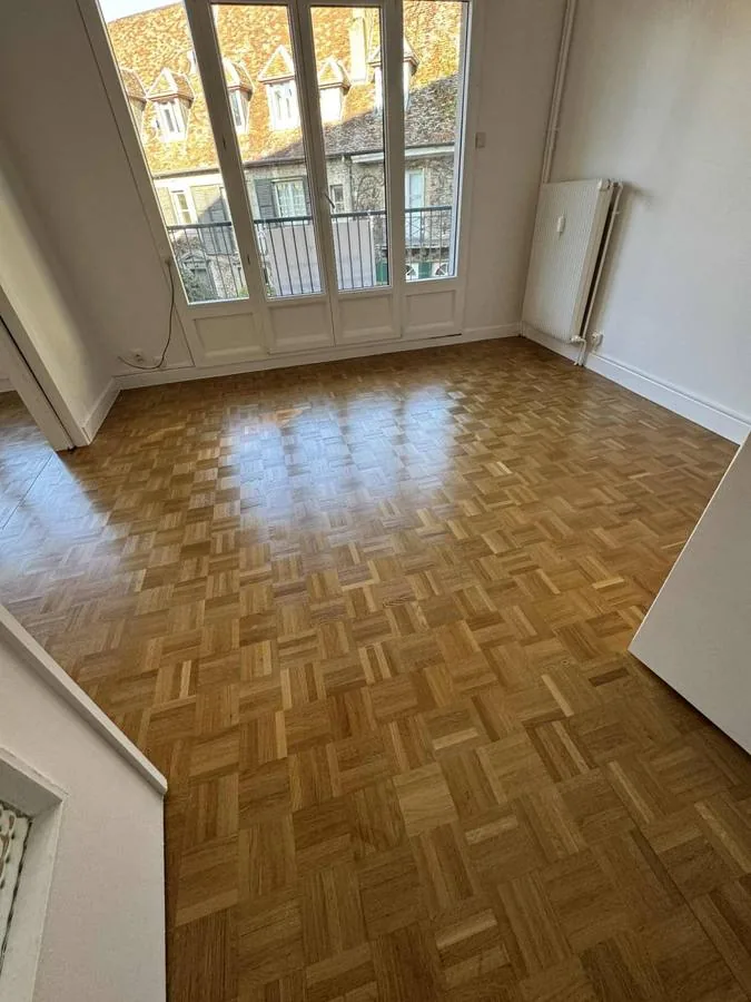 Parquet posé et vitrifié par RUSHITI Rénovation