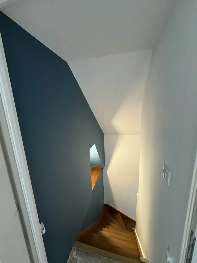 Maison individuelle après dégât des eaux à Besançon — isolation du plafond, bandes à joints, ratissage et peinture