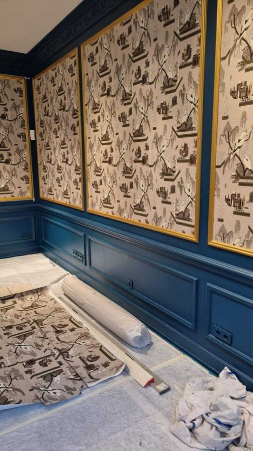 Boiseries laquées et papier peint posé sur un chantier de peinture intérieure à Besançon