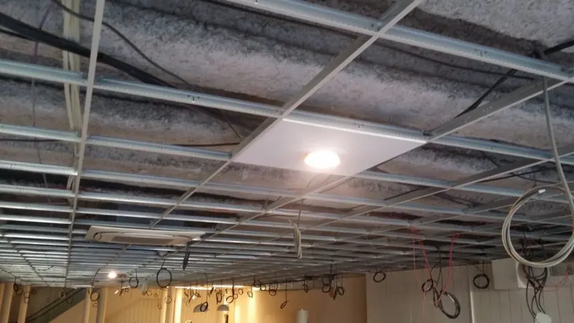 Faux plafond suspendu en cours de pose