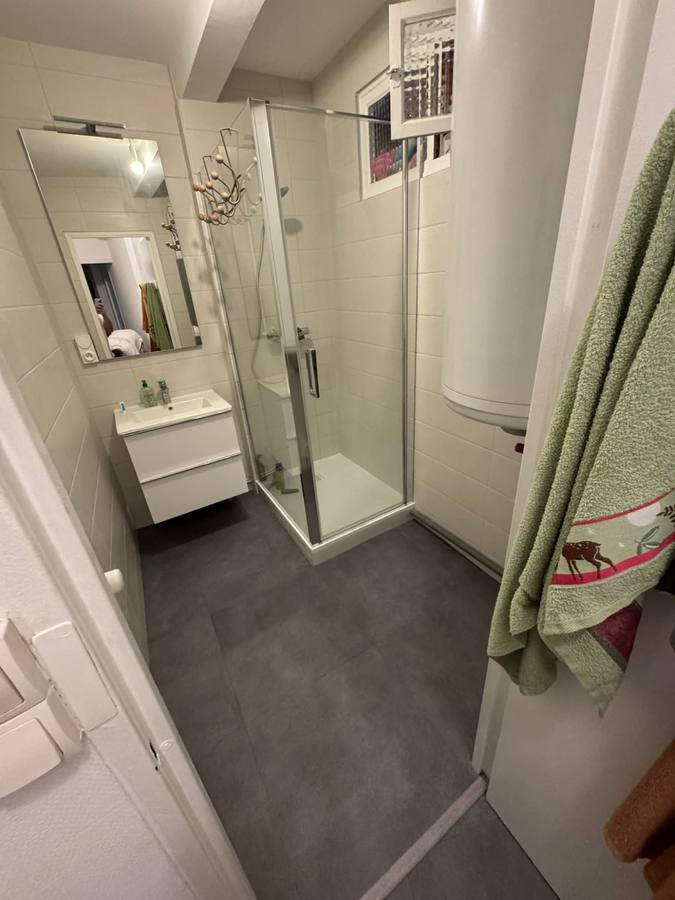 Pose de sol PVC dans une salle de bain à Besançon – RUSHITI Rénovation