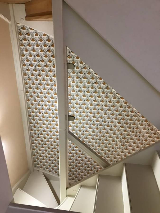 Pose de papier peint dans une cage d'escalier à Besançon – RUSHITI Rénovation