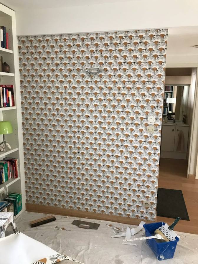 Pose de papier peint dans une chambre à Besançon – RUSHITI Rénovation