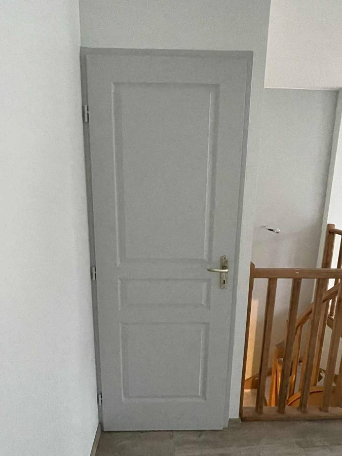 Peinture d'une porte à Montbéliard – RUSHITI Rénovation, peintre à Besançon
