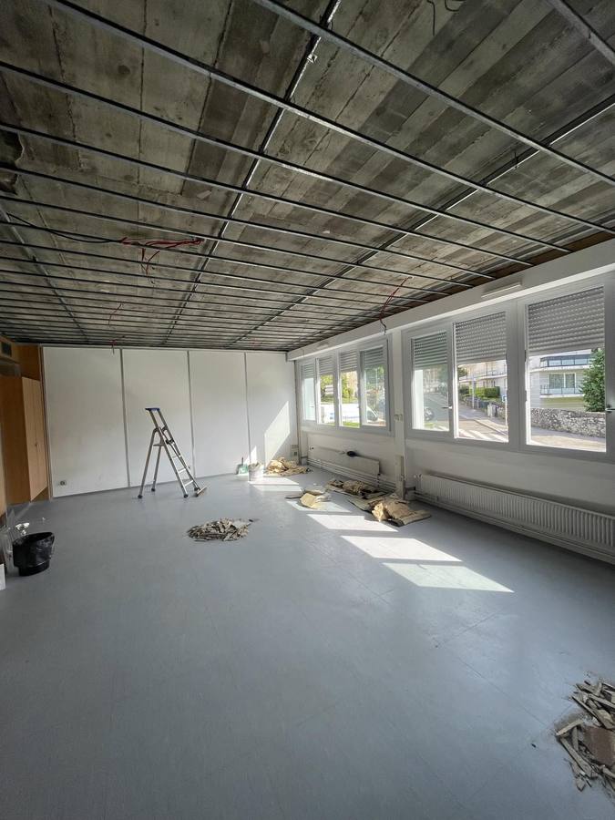 Structure d'un faux plafond dans une école à Besançon – RUSHITI Rénovation, plaquiste