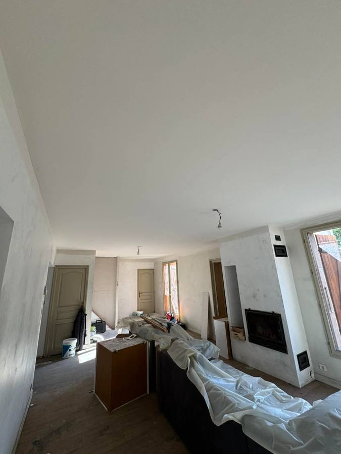 Ratissage des murs à l'enduit à Besançon – RUSHITI Rénovation, plâtrerie