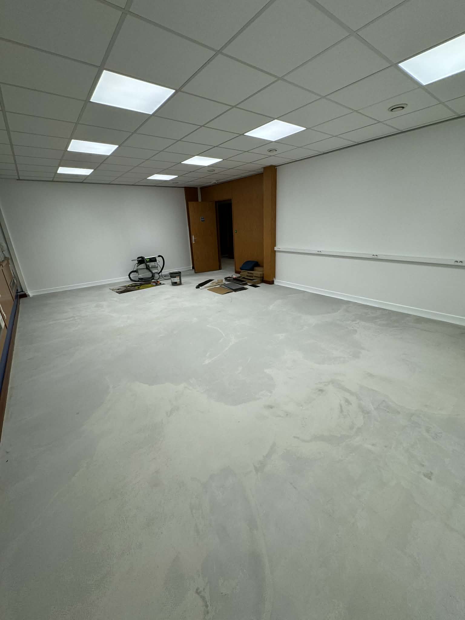 Ragréage P3 du sol d'un appartement à Besançon – RUSHITI Rénovation