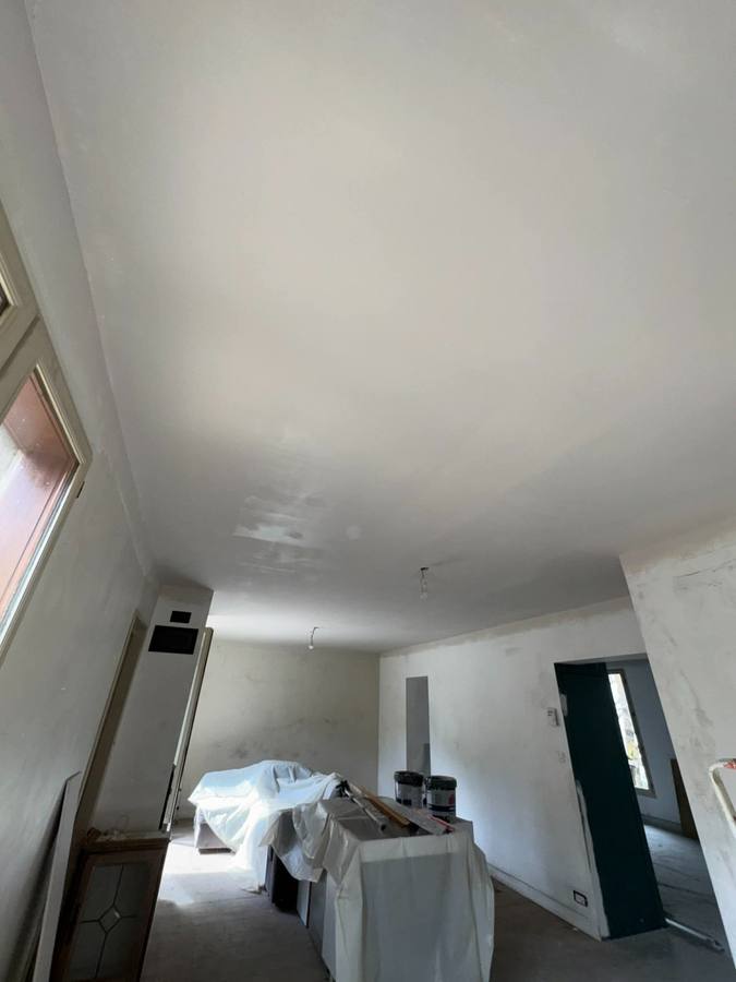 Ratissage fin d'un plafond à Besançon – RUSHITI Rénovation, plâtrerie