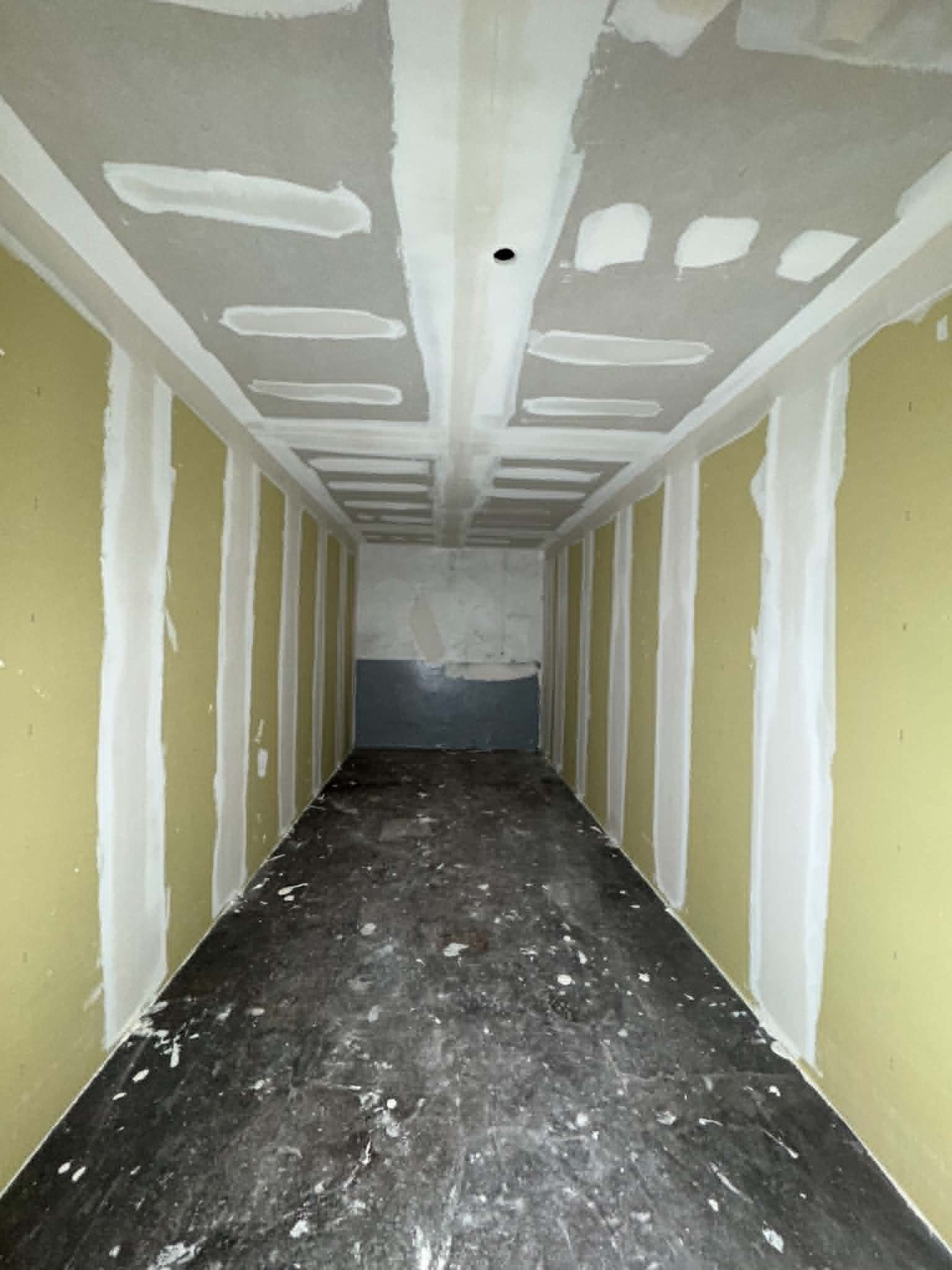Doublage en placo hydrofuge dans un couloir à Besançon – RUSHITI Rénovation