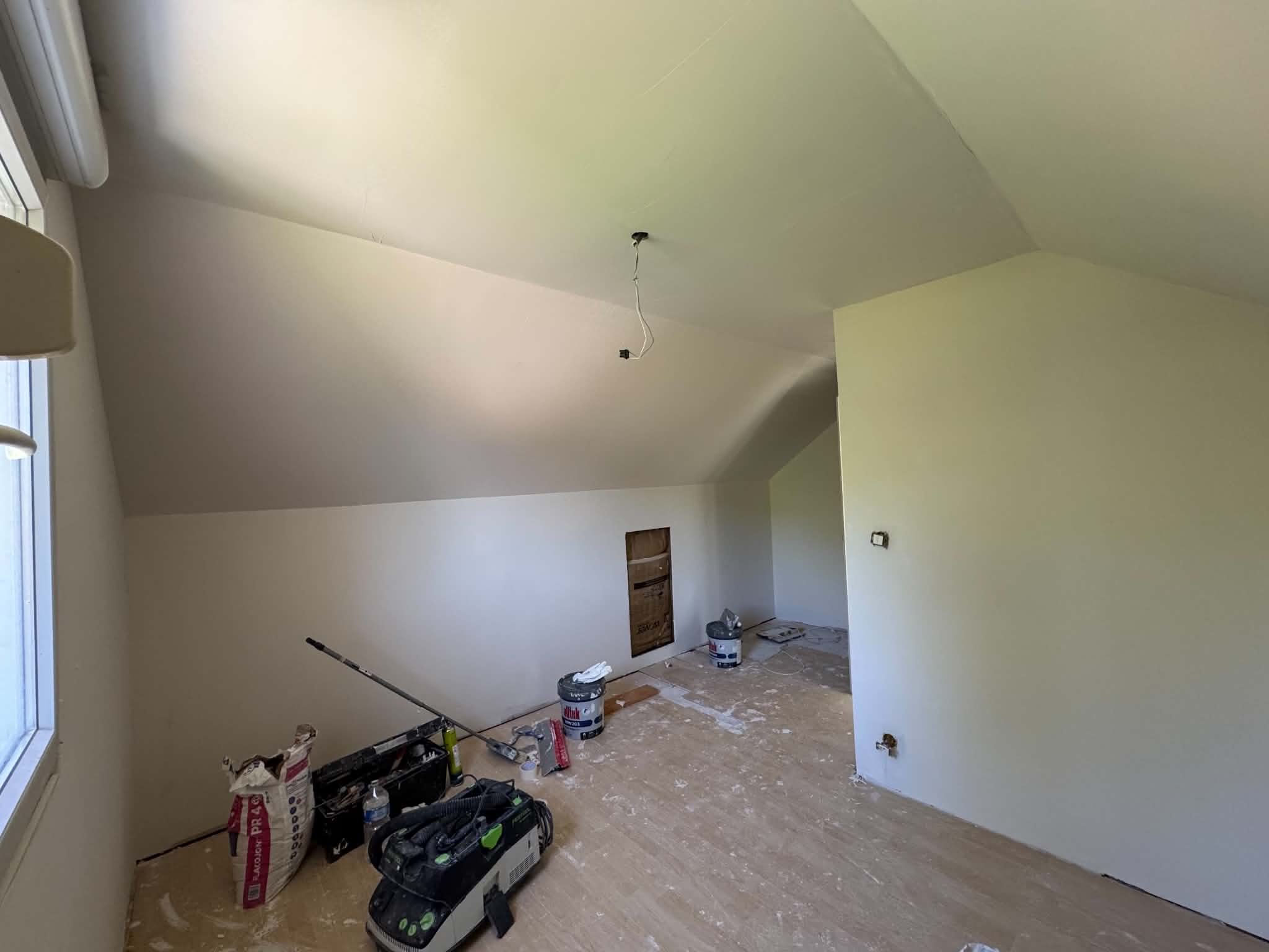Finition peinture sous combles à Besançon – RUSHITI Rénovation, peintre