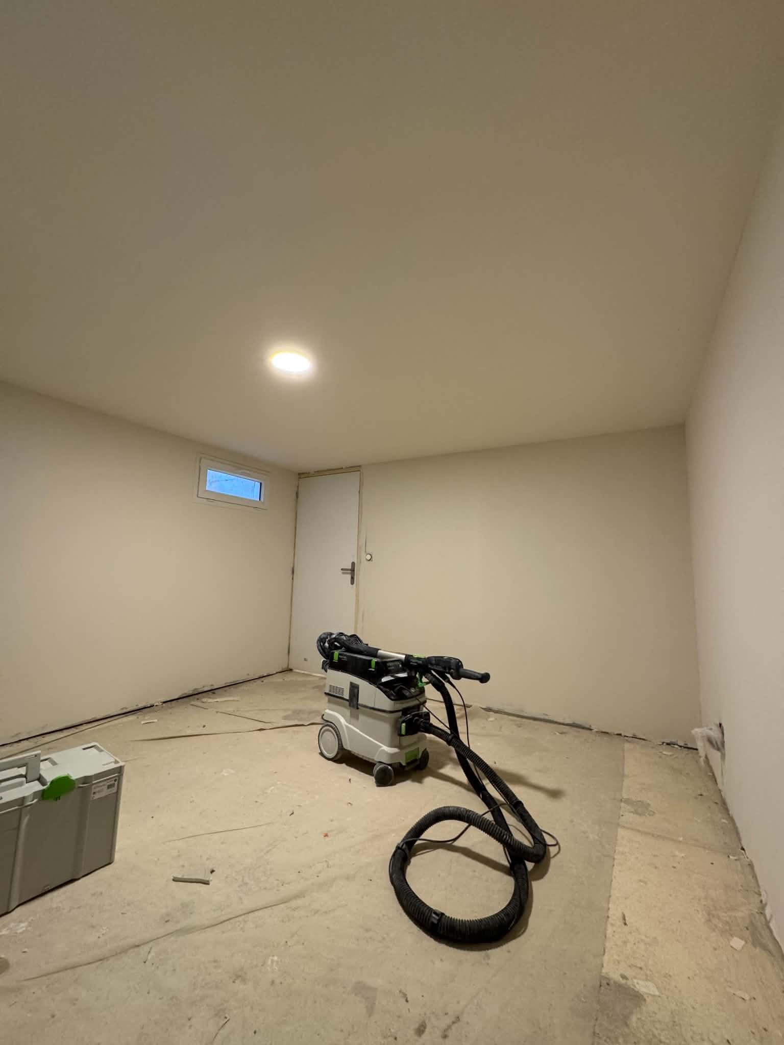 Peinture d'une pièce en sous-sol à Besançon – RUSHITI Rénovation, peintre