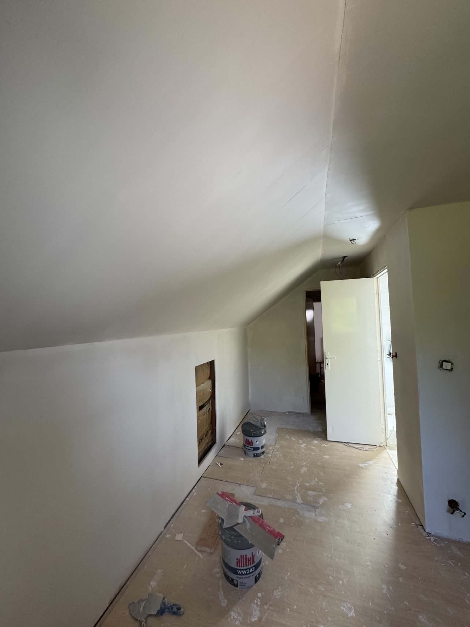 Combles peints en finition blanche à Besançon – RUSHITI Rénovation, peintre