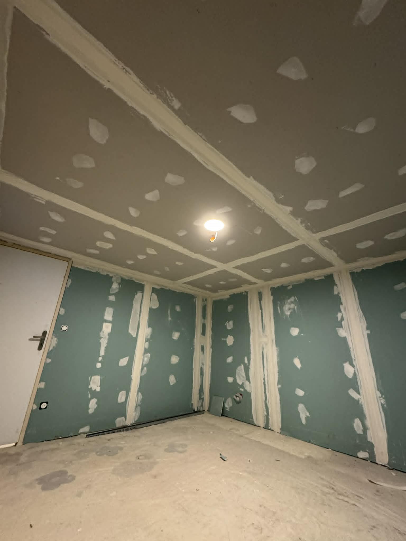 Placo hydrofuge et plafond jointé à Besançon – RUSHITI Rénovation, plaquiste