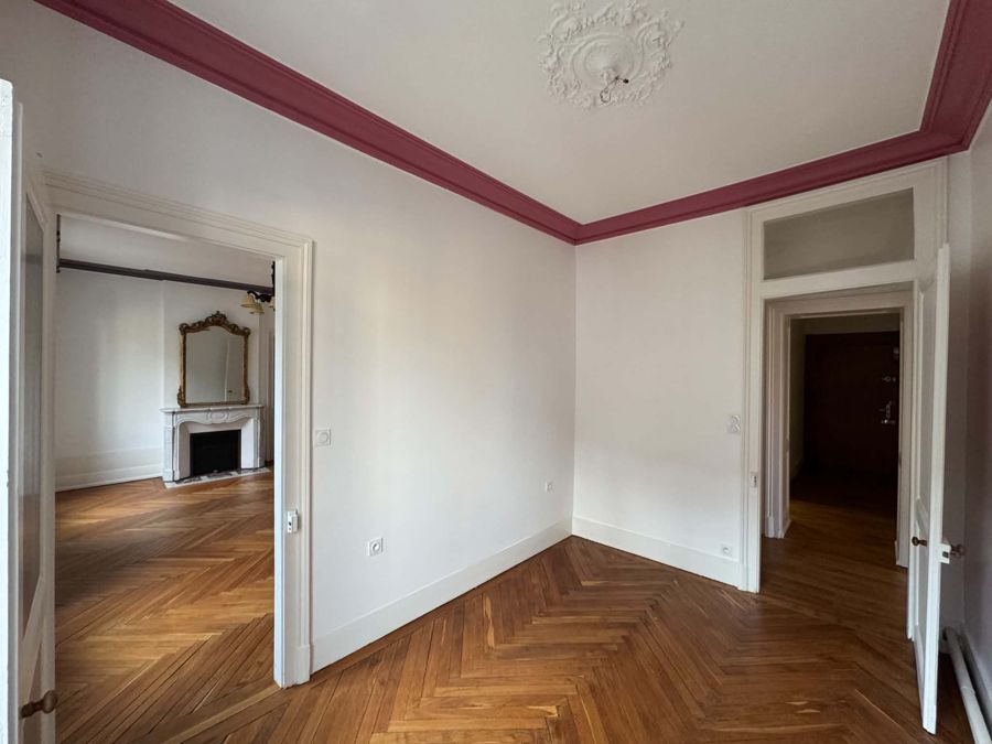 Peinture d'un appartement ancien au centre de Besançon : murs blancs, corniche rose et rosace – RUSHITI Rénovation