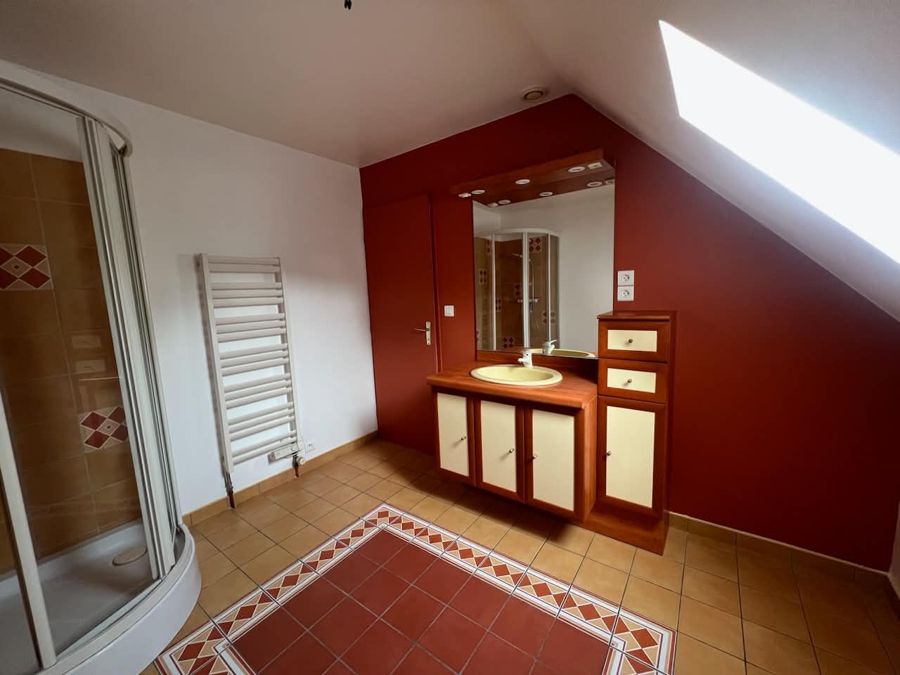 Peinture d'une salle de bains sous combles, mur rouge brique – RUSHITI Rénovation, peintre à Besançon