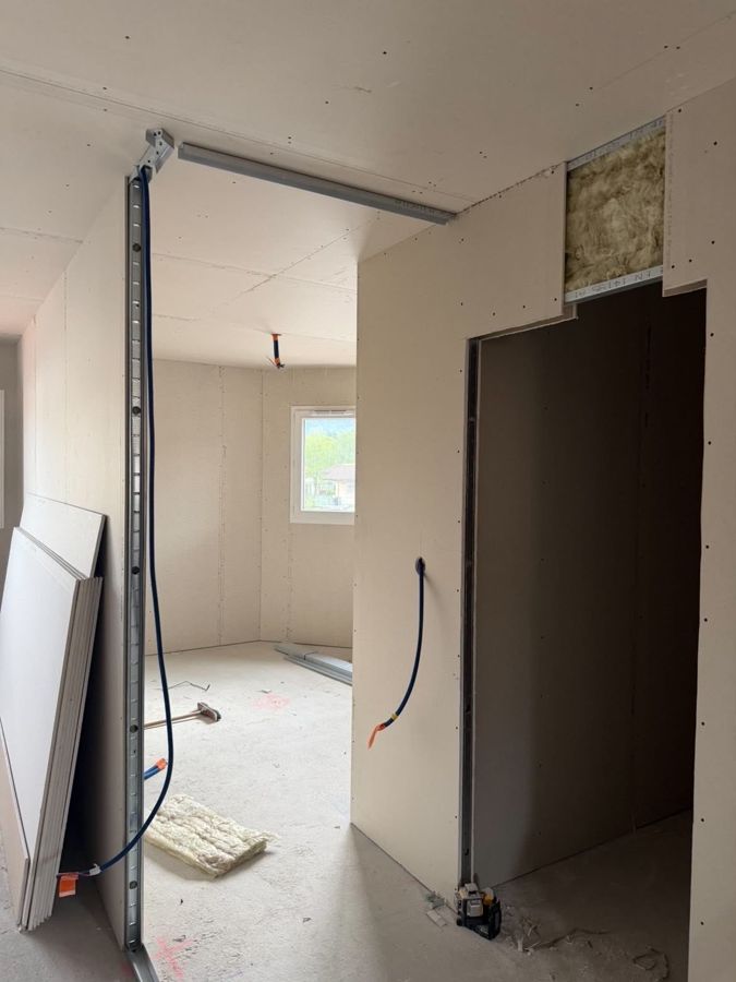 Cloison en placo avec huisserie de porte et laine minérale – RUSHITI Rénovation, plaquiste à Besançon