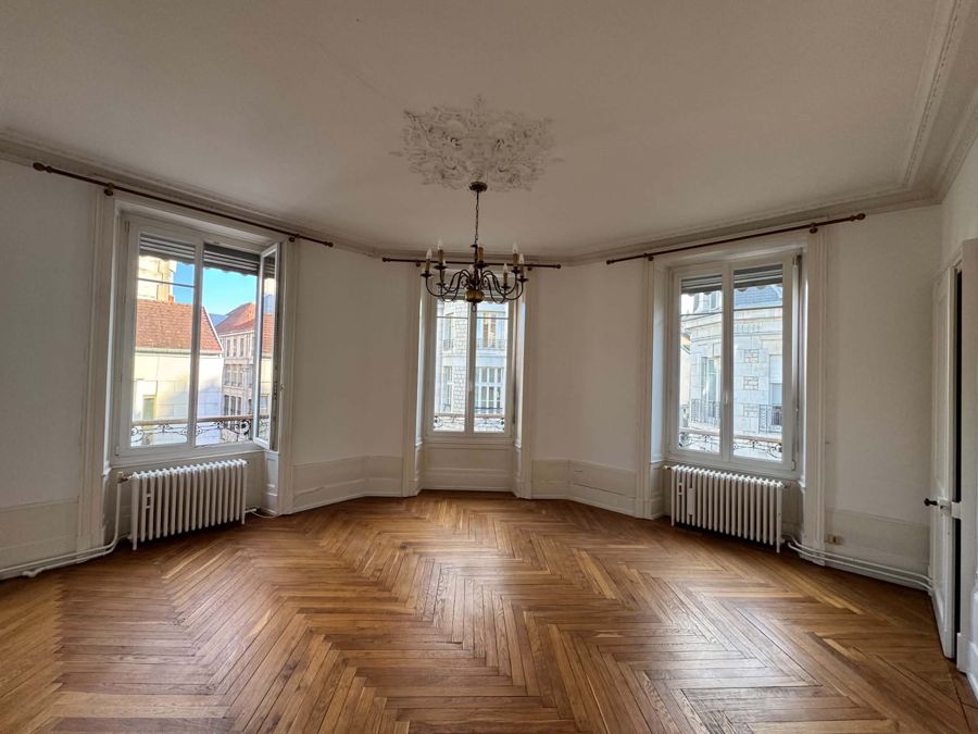 Peinture d'un salon haussmannien en blanc, moulures et rosace – RUSHITI Rénovation, peintre à Besançon