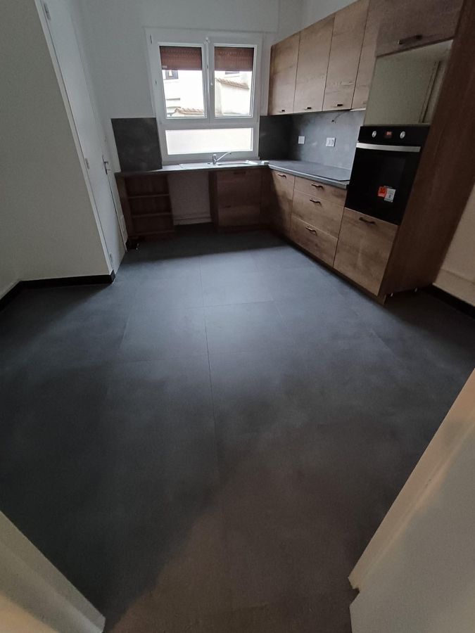 Pose de dalles PVC gris anthracite dans une cuisine à Besançon – RUSHITI Rénovation