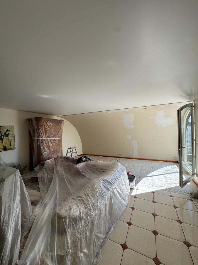 Protection des meubles et du sol avant travaux de peinture – RUSHITI Rénovation, peintre à Besançon