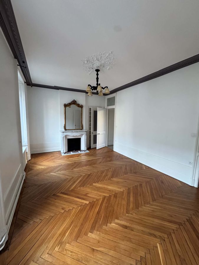 Peinture d'une chambre d'immeuble ancien, corniches gris anthracite et rosace – RUSHITI Rénovation, peintre à Besançon