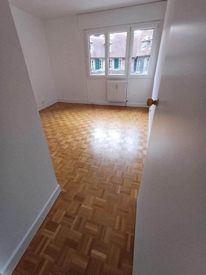 Chambre repeinte en blanc et parquet mosaïque en chêne vitrifié – RUSHITI Rénovation, Besançon