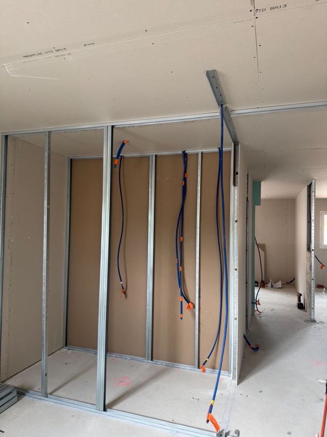 Ossature métallique de cloison placo, rails et montants – RUSHITI Rénovation, plaquiste à Besançon