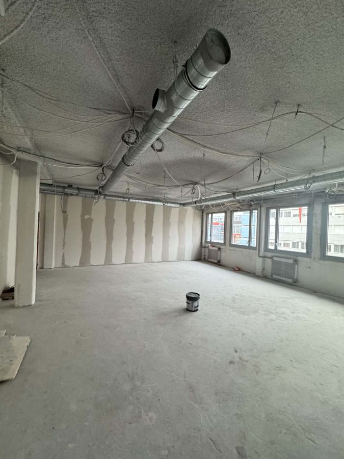 Doublage en placo et bandes à joints sur un plateau de bureaux – RUSHITI Rénovation, plaquiste à Besançon