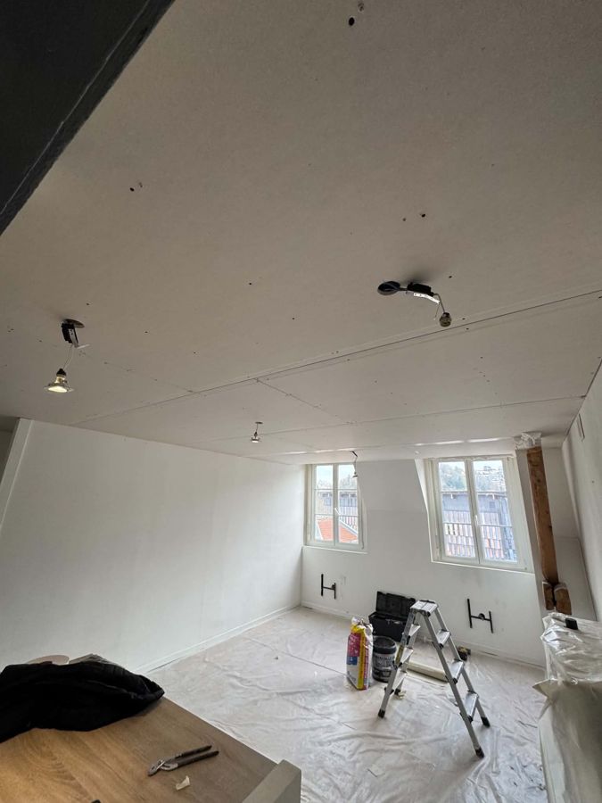 Plafond en plaques de plâtre avec spots encastrés sous combles – RUSHITI Rénovation, plaquiste à Besançon