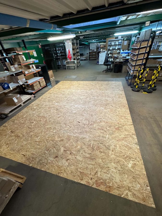 Pose d'un plancher en panneaux OSB dans un entrepôt – RUSHITI Rénovation, Besançon
