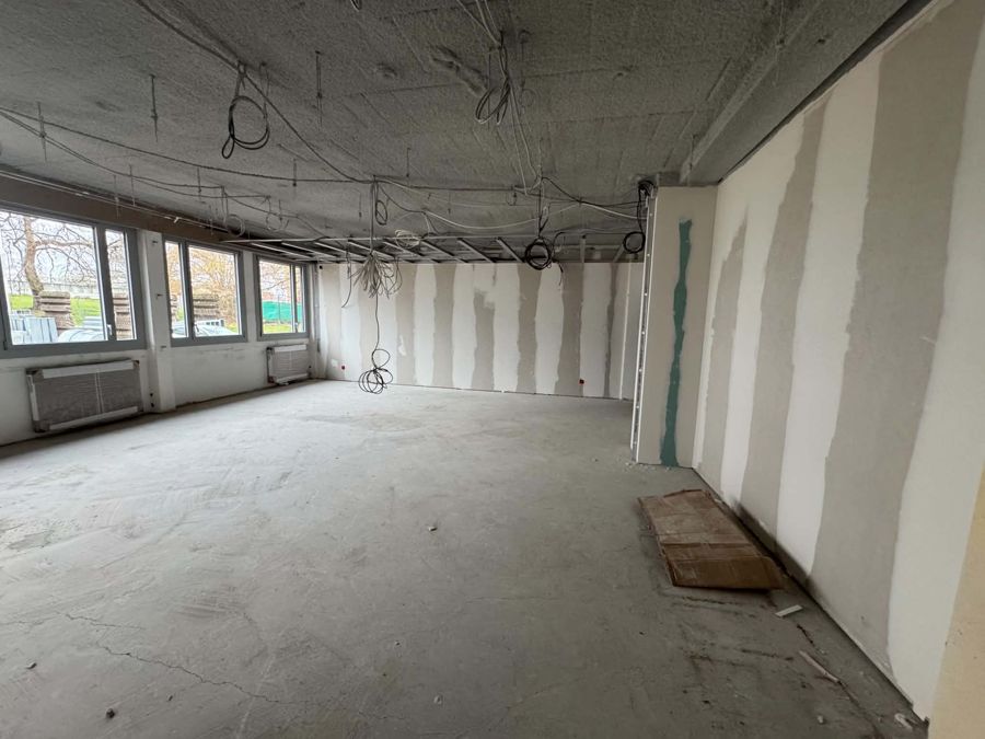 Cloisons en placo et bandes à joints dans un local professionnel – RUSHITI Rénovation, plaquiste à Besançon