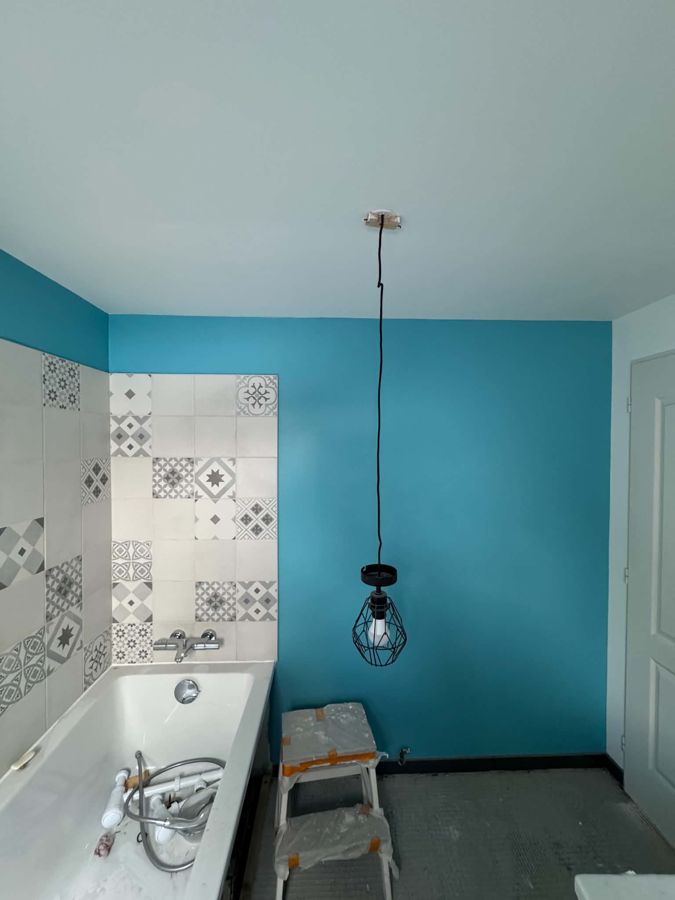 Peinture d'une salle de bains, murs bleus et plafond blanc – RUSHITI Rénovation, peintre à Besançon