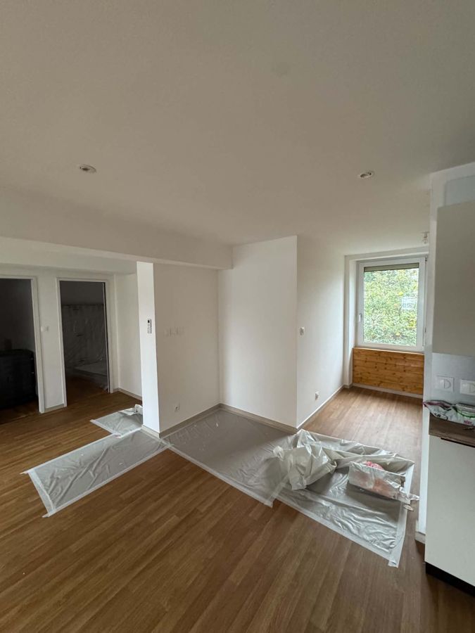 Peinture d'un appartement en blanc avec protection du sol – RUSHITI Rénovation, peintre à Besançon