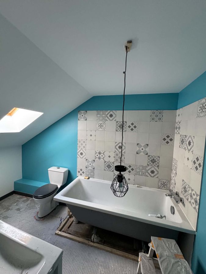Peinture d'une salle de bains sous combles, murs bleus – RUSHITI Rénovation, peintre à Besançon