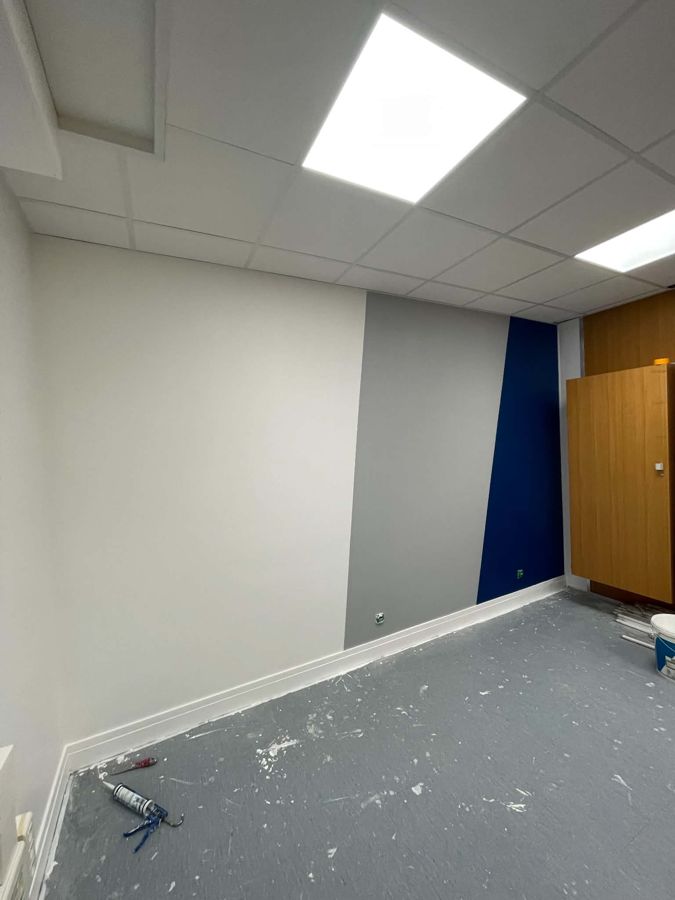 Peinture murale tricolore blanc, gris et bleu dans une école de formation à Besançon – RUSHITI Rénovation, peintre