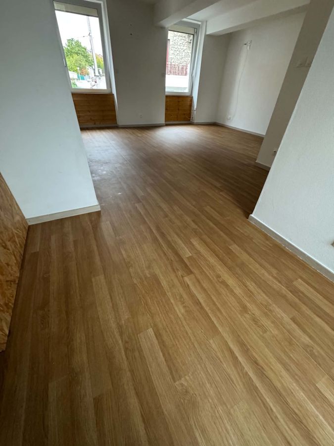 Pose de sol PVC imitation chêne dans une pièce de vie – RUSHITI Rénovation, sols souples à Besançon