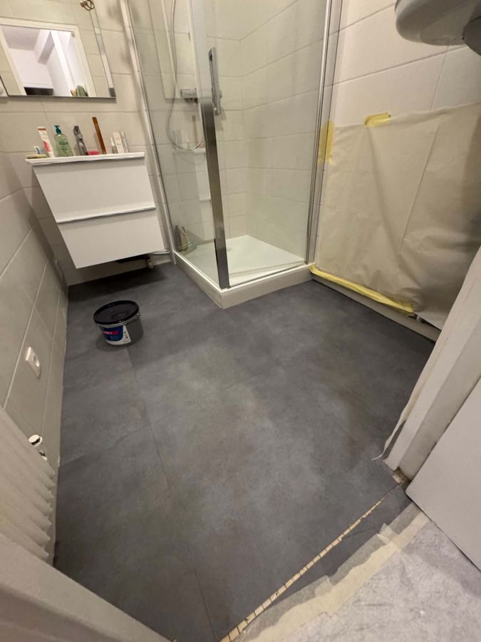 Pose de dalles PVC gris anthracite dans une salle de bains – RUSHITI Rénovation, sols souples à Besançon