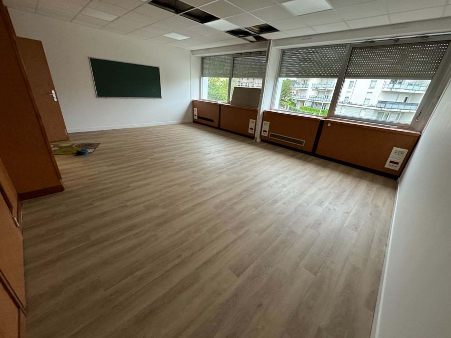 Pose de sol PVC imitation bois dans une salle de classe à Besançon – RUSHITI Rénovation, sols souples