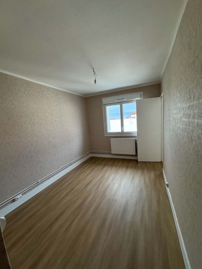 Pose de sol LVT imitation chêne dans une chambre – RUSHITI Rénovation, sols souples à Besançon