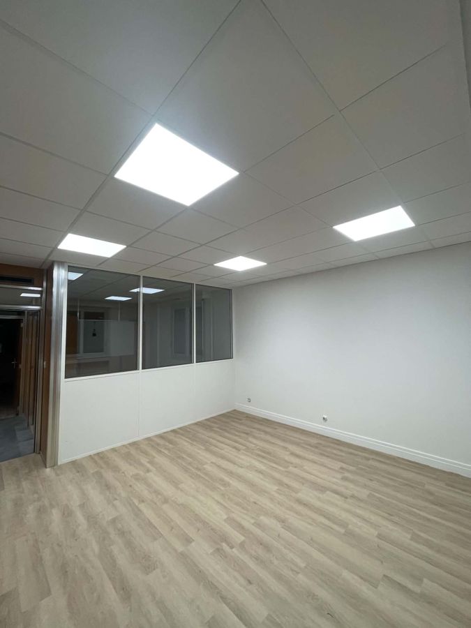 Faux plafond en dalles avec éclairage LED et cloison vitrée dans un bureau – RUSHITI Rénovation, Besançon