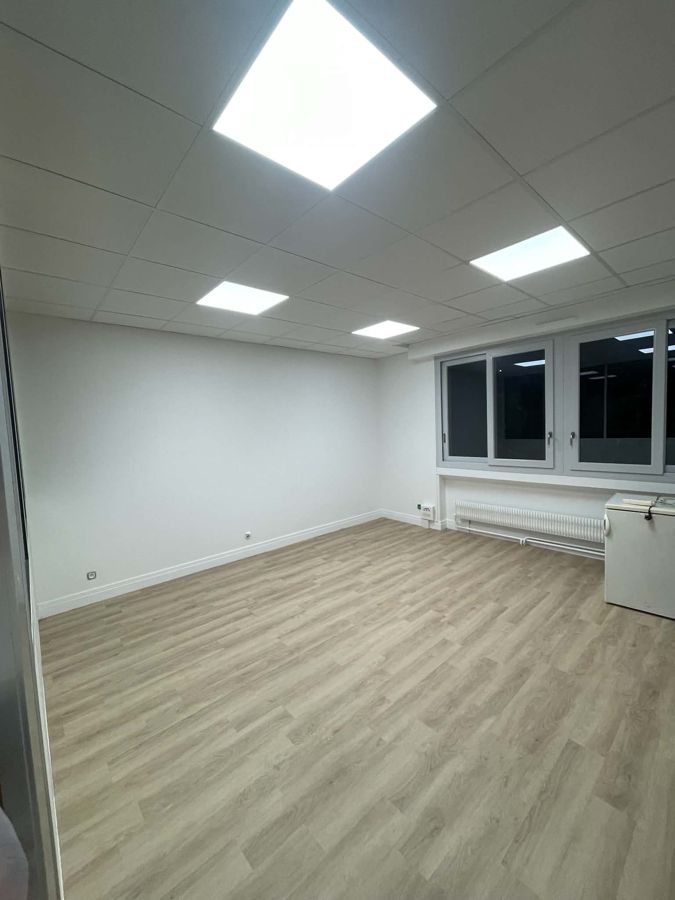Faux plafond en dalles avec éclairage LED et sol PVC dans un bureau – RUSHITI Rénovation, Besançon