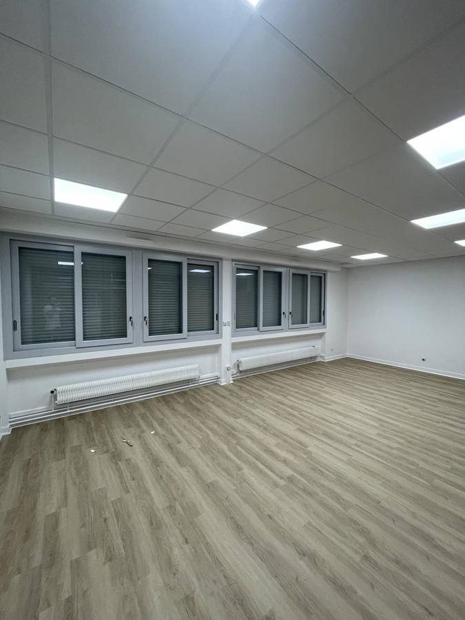 Faux plafond démontable terminé en dalles 60×60 avec luminaires intégrés, centre de formation à Besançon
