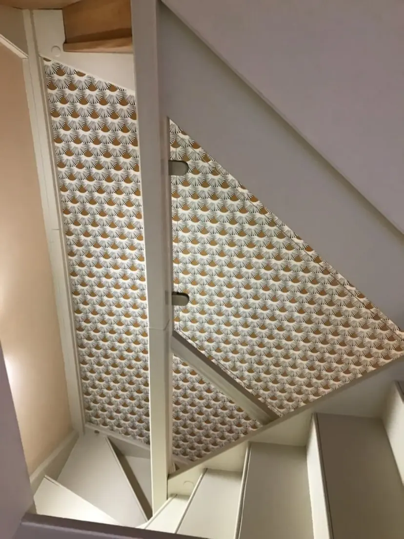 Papier peint posé en cage d'escalier