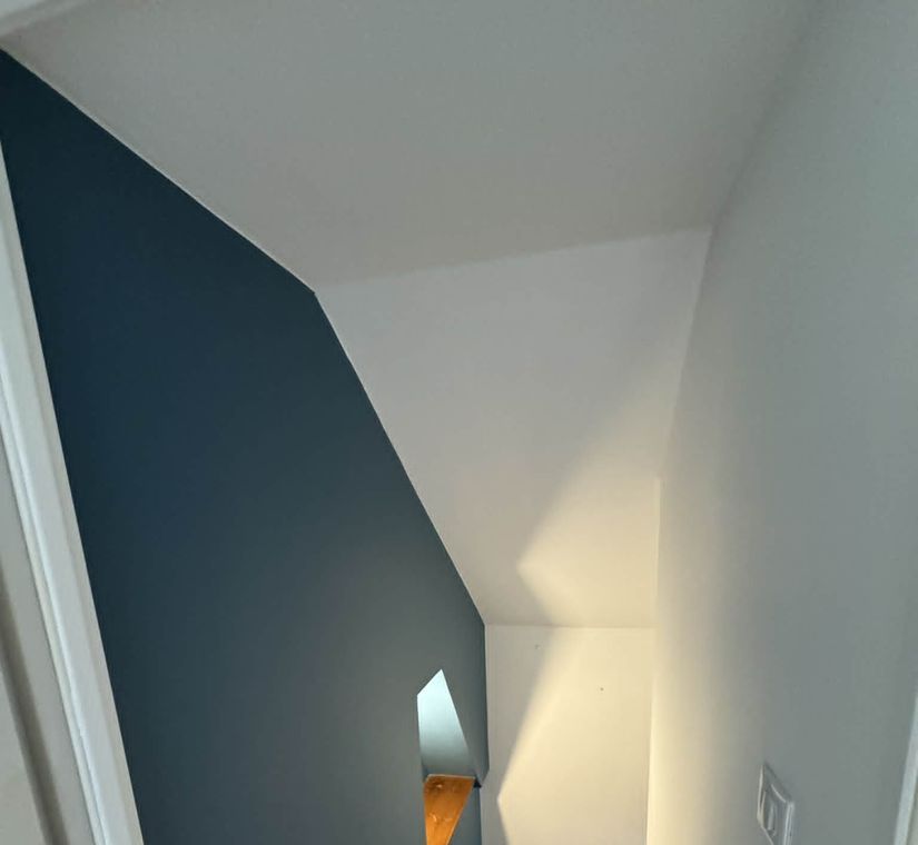 Plafond en plaques de plâtre neuves après un dégât des eaux à Besançon, avant bandes et peinture