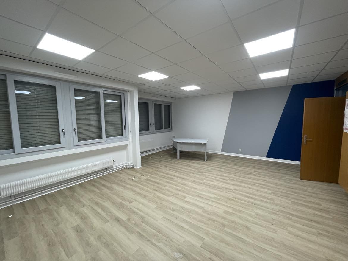 Bureau rénové : peinture, faux plafond et sol, chantier RUSHITI Rénovation