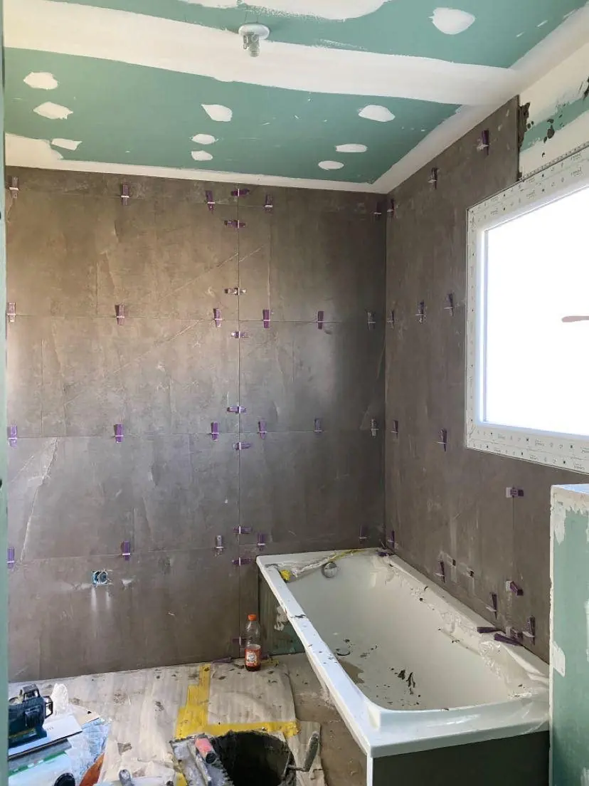 Salle de bain rénovée, habillage des murs et plafond